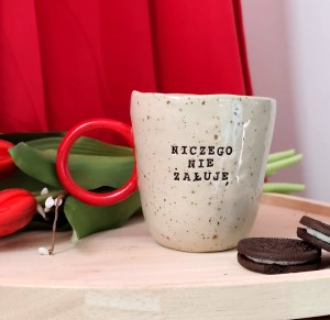 Kubek z napisem : Niczego nie żałuję, lepiony ręcznie ok 200 ml 13/03