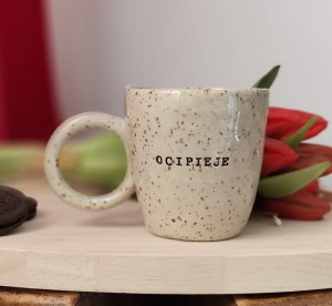 Kubek z napisem : OCIPIEJE  , lepiony ręcznie ok 200 ml 23/03