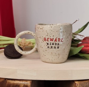 Kubek z napisem : BEWARE kinda mean, lepiony ręcznie ok 200 ml 28/03 