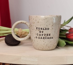 Kubek z napisem : FUELED BY COFFEE AND SARCASM, lepiony ręcznie ok 200 ml 29/03 