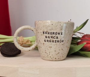 Kubek z napisem : HONOROWY DAWCA ORGAZMÓW, lepiony ręcznie ok 200 ml 30/03 