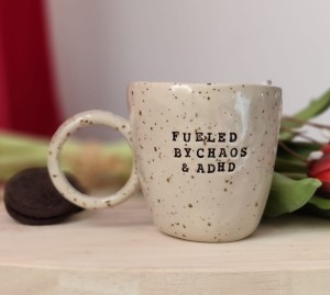 Kubek z napisem : FUELED BY CHAOS AND ADHD, lepiony ręcznie ok 200 ml 31/03 