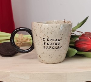 Kubek z napisem :SARCASM IS HOW I HUG, lepiony ręcznie ok 200 ml 35/03 