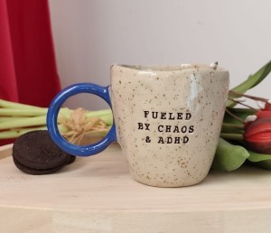 Kubek z napisem : FUELED BY CHAOS AND ADHD, lepiony ręcznie ok 200 ml 44/03