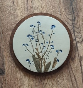 Płytka z niezapominajkami na drewnie - dekoracja 105/2026