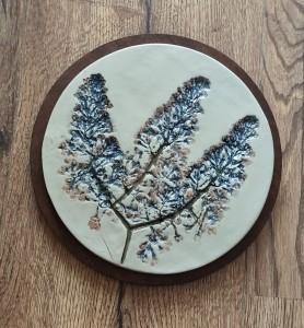 Płytka z bzem na drewnie - dekoracja 106/2026