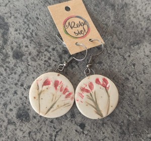 Kolczyki z motywem roślinnym okrągłe czerwone