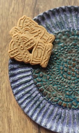 Patera z fakturą koronki średnica 25 cm. fioletowo-niebieska